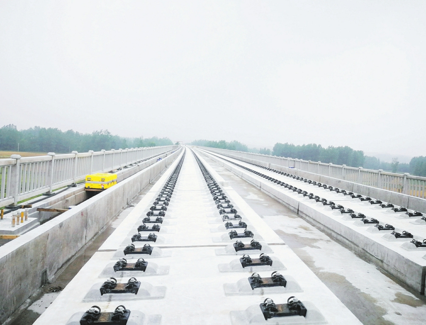 汉十高铁随州段为了全线铺轨定标高,现已完成2公里多的无砟轨道道床