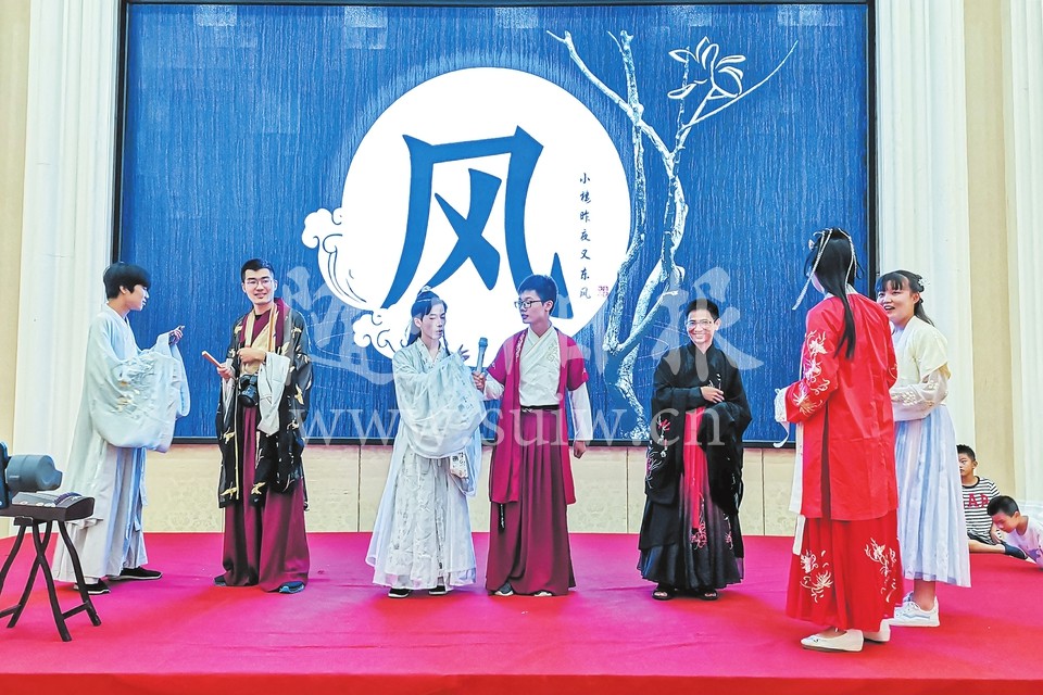 现场表演传统经典汉诗朗诵,古琴,古筝,汉唐歌舞等,并参加飞花令,穿针